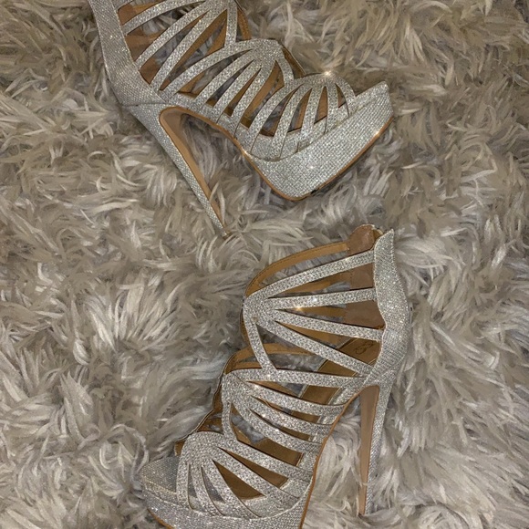 Shiny hi heels - Picture 4 of 5